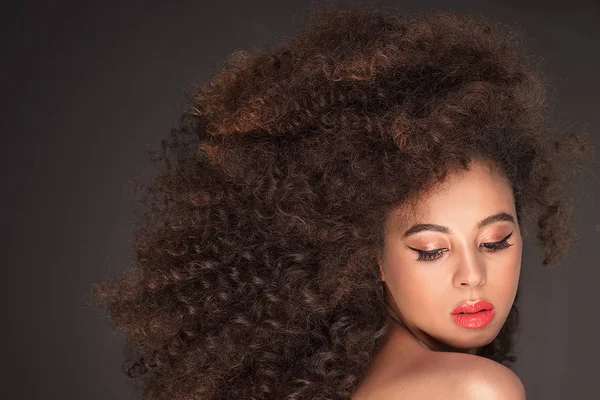 Retrato Belleza Atractiva Mujer Afroamericana Con Peinado Afro Largo Maquillaje — Foto de Stock