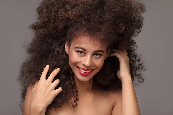 Retrato Belleza Atractiva Mujer Afroamericana Con Peinado Afro Largo Maquillaje —  Fotos de Stock