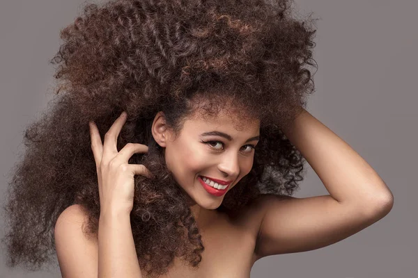 Retrato Belleza Atractiva Mujer Afroamericana Con Peinado Afro Largo Maquillaje —  Fotos de Stock