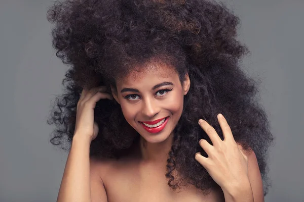 Retrato Belleza Atractiva Mujer Afroamericana Con Peinado Afro Largo Maquillaje — Foto de Stock