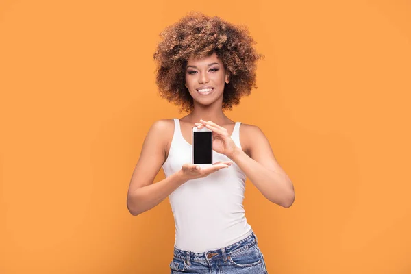 Фото Усміхненої Красивої Африканської Жінки Зачіскою Афро Тримає Мобільний Телефон — стокове фото