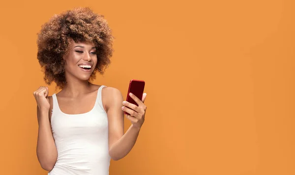 Alegre Joven Afroamericana Chica Usando Teléfono Móvil Sonriendo Posando Sobre — Foto de Stock