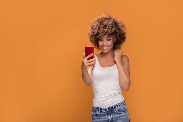 Glada Unga Afrikanska Amerikanska Flickan Med Mobiltelefon Leende Poserar Gul — Stockfoto