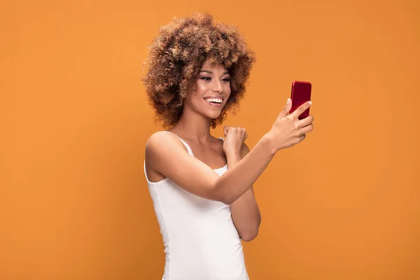 Веселий Молодих Афро Американських Дівчину Допомогою Мобільного Телефону Посміхаючись Постановка — стокове фото