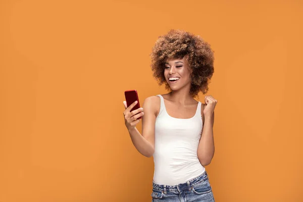 Alegre Joven Afroamericana Chica Usando Teléfono Móvil Sonriendo Posando Sobre — Foto de Stock