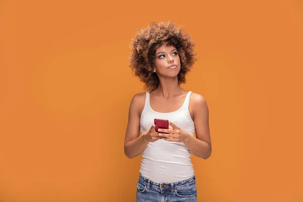 Foto Afrikansk Kvinna Med Afro Frisyr Håller Mobiltelefon Stående Över — Stockfoto