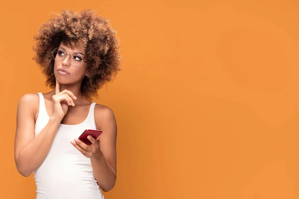 Foto Una Mujer Africana Con Peinado Afro Sosteniendo Teléfono Móvil — Foto de Stock