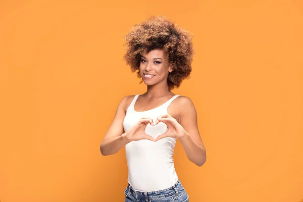 Hermosa Joven Afroamericana Mujer Haciendo Gestos Forma Corazón Con Las —  Fotos de Stock