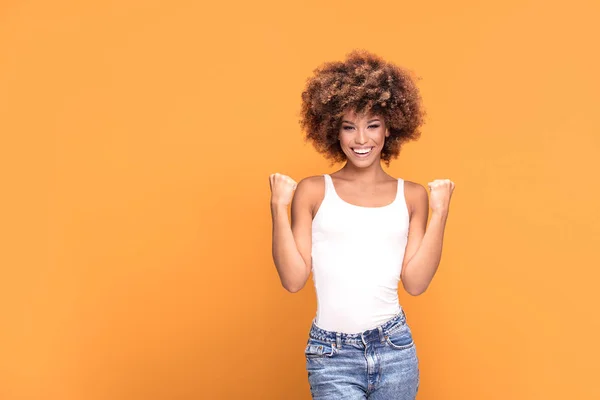 Qué Éxito Hermosa Mujer Afroamericana Feliz Celebrando Victoria Posando Sobre — Foto de Stock