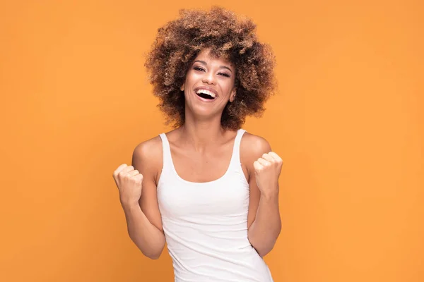 Qué Éxito Hermosa Mujer Afroamericana Feliz Celebrando Victoria Posando Sobre — Foto de Stock