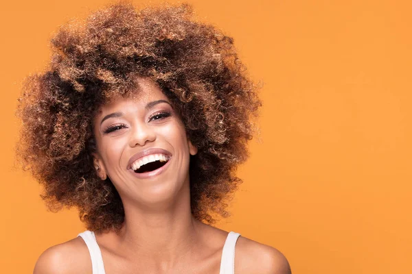 Gülümseyerek Sarı Arka Plan Üzerinde Poz Güzel Mutlu Afrikalı Amerikalı — Stok fotoğraf