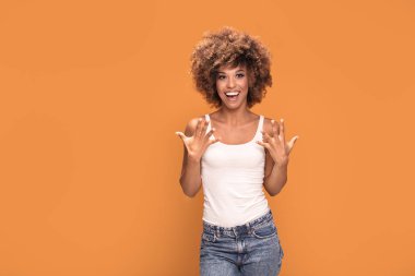 Gülümseyerek, sarı arka plan üzerinde poz güzel mutlu Afrikalı-Amerikalı kadın. Olumlu duygular.