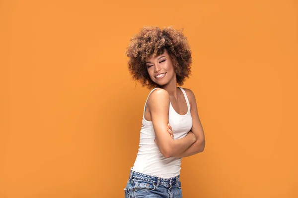 Vackra Glada Afroamerikanska Kvinnan Leende Poserar Gul Bakgrund Positiva Känslor — Stockfoto