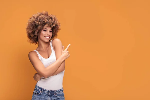 Färgglada Foto Leende Vackra Afroamerikanska Kvinnan Pekar Fingret Gul Bakgrund — Stockfoto