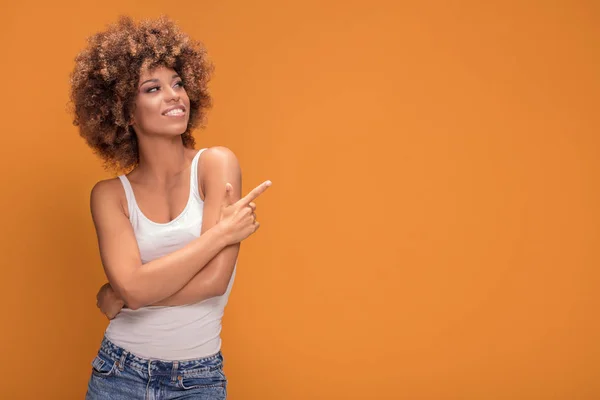 Foto Colorida Hermosa Mujer Afroamericana Sonriente Señala Con Dedo Fondo — Foto de Stock