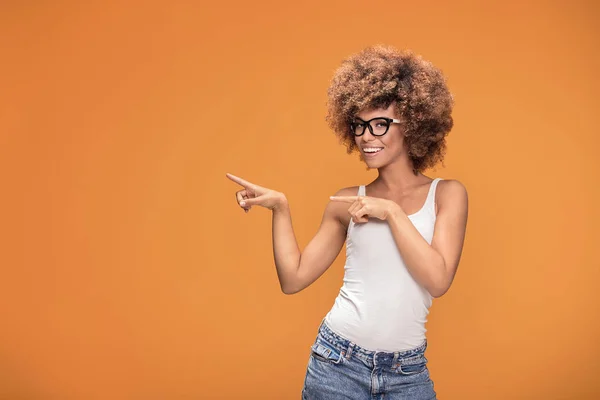 Foto Colorida Hermosa Mujer Afroamericana Sonriente Señala Con Dedo Fondo — Foto de Stock