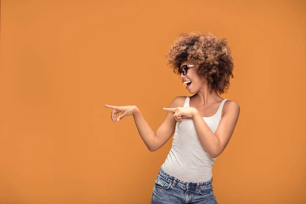 Foto Colorida Hermosa Mujer Afroamericana Sonriente Señala Sus Dedos Fondo — Foto de Stock