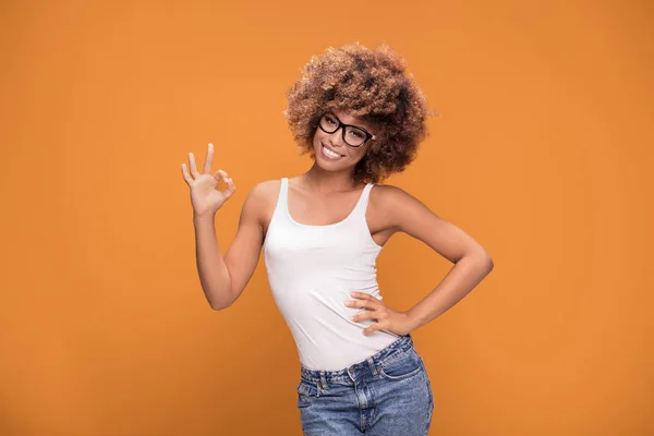 Glücklich Schöne Afro Frau Mit Großen Zahmen Lächeln Zeigt Okay — Stockfoto