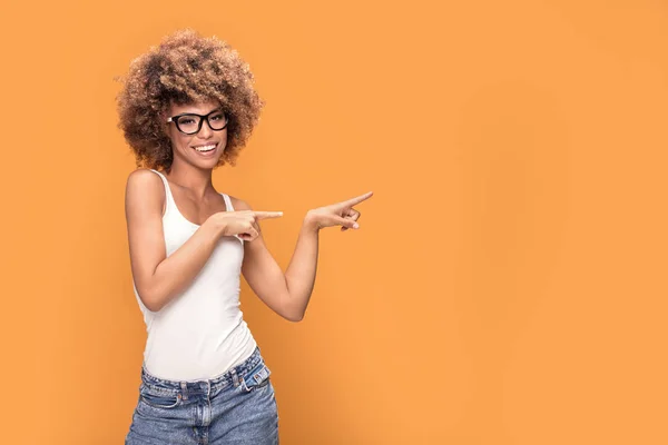 Foto Colorida Uma Mulher Afro Americana Bonita Sorridente Aponta Dedos — Fotografia de Stock