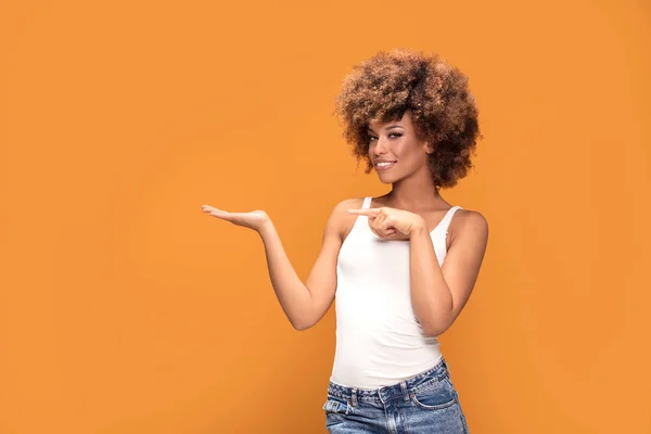 Färgglada Foto Leende Vackra Afroamerikanska Kvinnan Pekar Fingret Tomma Hand — Stockfoto