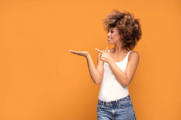 Färgglada Foto Leende Vackra Afroamerikanska Kvinnan Pekar Fingret Tomma Hand — Stockfoto