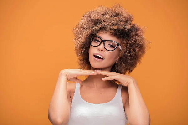 Retrato Belleza Una Atractiva Joven Afroamericana Con Gafas Moda Chica — Foto de Stock