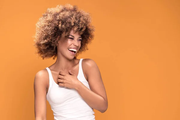 Indah Bahagia African American Wanita Tersenyum Berpose Latar Belakang Kuning — Stok Foto