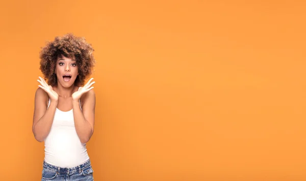 Verraste Verbaasd Mooie Afro Vrouw Met Wijd Open Mond Kijken — Stockfoto