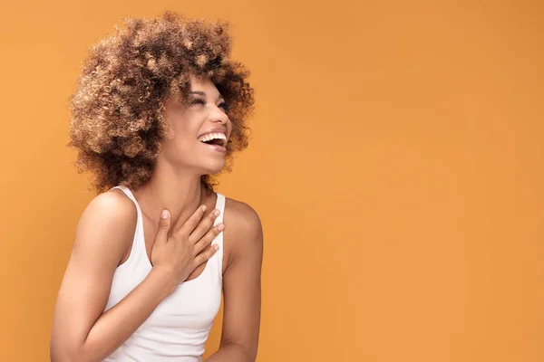 Piękny Szczęśliwy African American Kobieta Uśmiechając Się Pozowanie Żółtym Tle — Zdjęcie stockowe