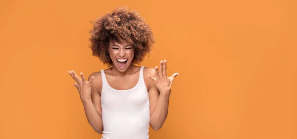Красива Щасливі Афро Американських Жінка Посміхаючись Постановка Жовтому Фоні Позитивні — стокове фото