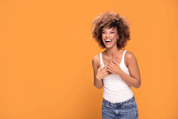 Schöne Glückliche Afrikanisch Amerikanische Frau Lächelnd Posierend Auf Gelbem Hintergrund — Stockfoto
