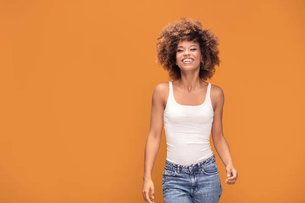 Schöne Glückliche Afrikanisch Amerikanische Frau Lächelnd Posierend Auf Gelbem Hintergrund — Stockfoto