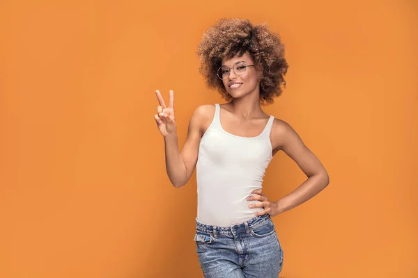 Foto Von Schönen Lächelnden Positiven Afro Mädchen Mit Friedenssymbol Blick — Stockfoto