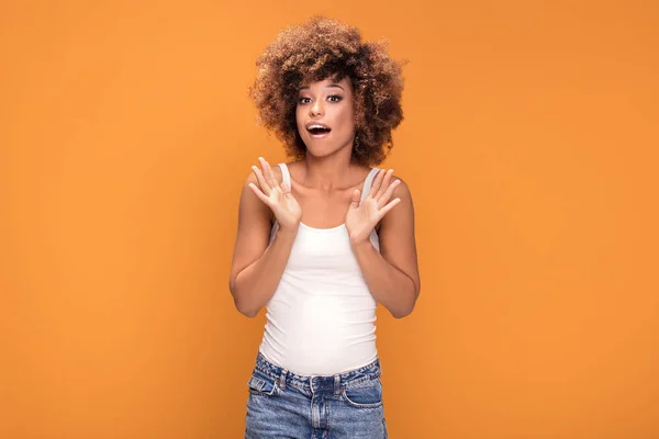 Sorprendido Sorprendido Mujer Afro Hermosa Mirando Cámara Sonriendo Chica Posando — Foto de Stock