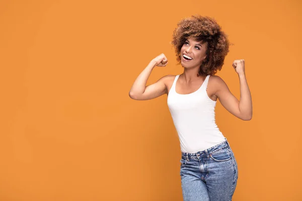 Linda Mulher Americana Africana Feliz Sorrindo Posando Fundo Amarelo Emoções — Fotografia de Stock