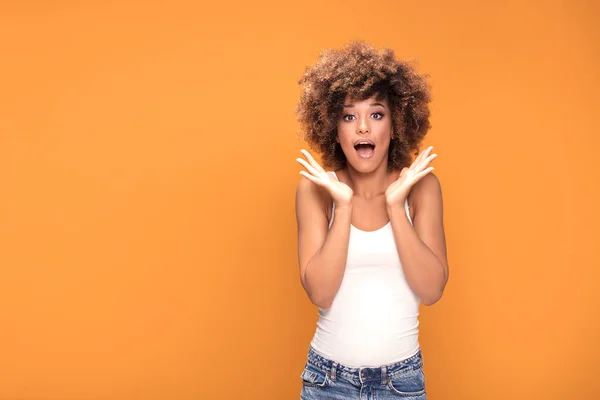 Surpreendido Espantado Bela Afro Mulher Com Boca Aberta Larga Olhando — Fotografia de Stock