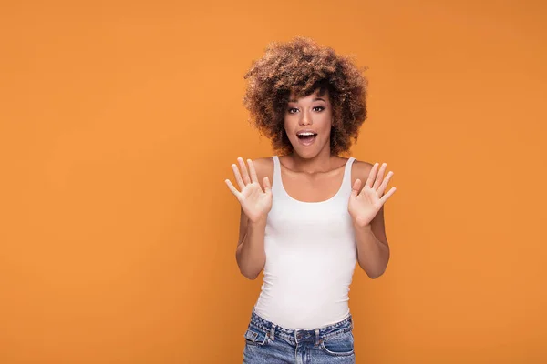 Surpreendido Espantado Bela Afro Mulher Olhando Para Câmera Menina Posando — Fotografia de Stock