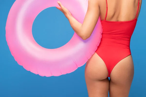 Silueta Sexy Fit Žena Červené Plavky Drží Nafukovací Růžový Kruh — Stock fotografie