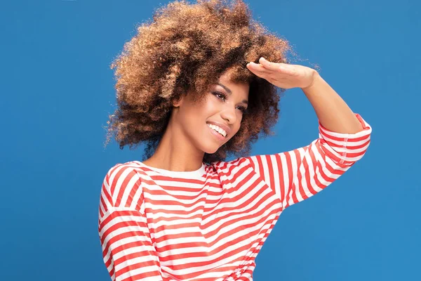 Retrato Mujer Afroamericana Sonriente Posando Sobre Fondo Azul Llevando Camisa — Foto de Stock