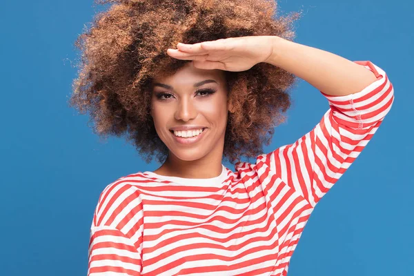 Портрет Усміхнений Афро Американських Жінка Постановка Синьому Фоні Носить Сорочку — стокове фото