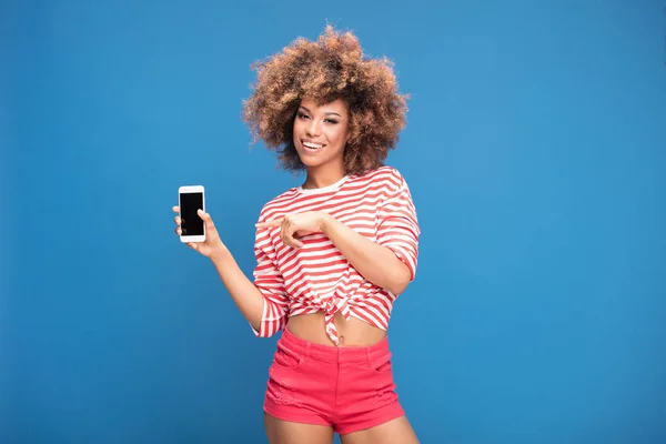 Foto Einer Lächelnden Schönen Afrikanerin Mit Afro Frisur Handy Mit — Stockfoto