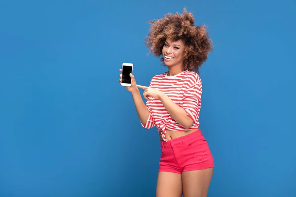 Foto Einer Lächelnden Schönen Afrikanerin Mit Afro Frisur Handy Mit — Stockfoto