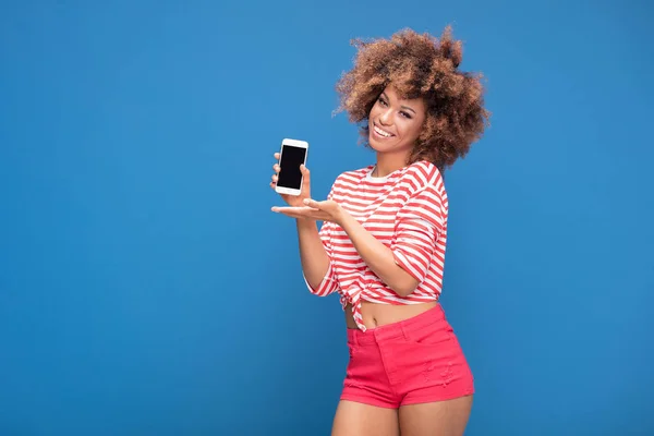 Photo Smiling Beautiful African Woman Afro Hairstyle Holding Mobile Phone — Stock Photo, Image