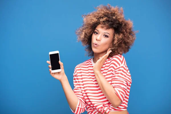 Foto Einer Lächelnden Schönen Afrikanerin Mit Afro Frisur Handy Mit — Stockfoto