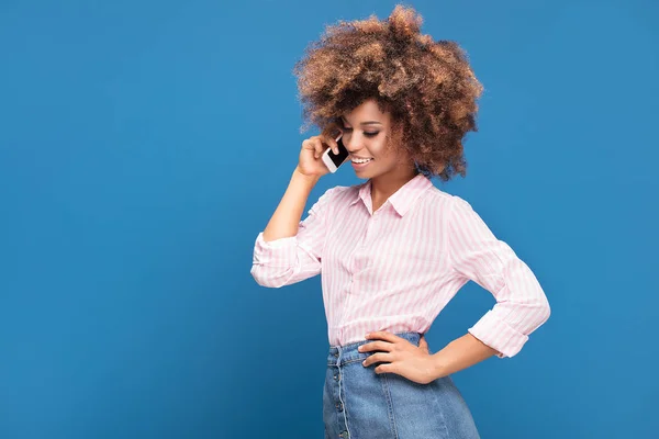 Schöne Afro Frau Die Handy Spricht Und Lächelt Auf Blauem — Stockfoto