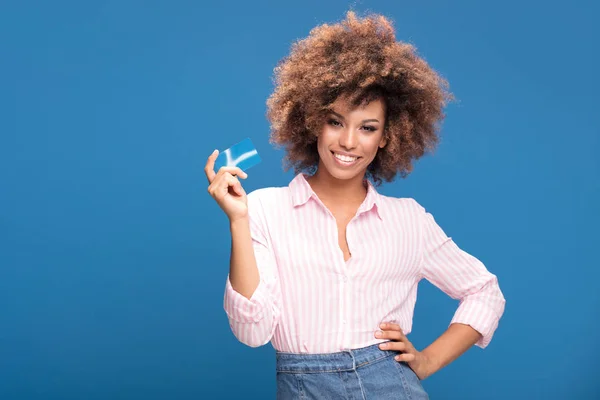 Junge Afrikanisch Amerikanische Frau Hält Kreditkarte Der Hand Lächelt Die — Stockfoto