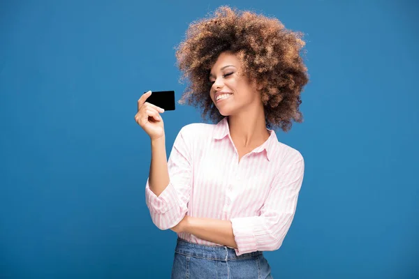 Joven Mujer Afroamericana Sosteniendo Tarjeta Crédito Mano Sonriendo Posando Sobre — Foto de Stock