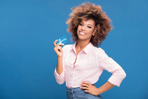 Junge Afrikanisch Amerikanische Frau Hält Kreditkarte Der Hand Lächelt Die — Stockfoto