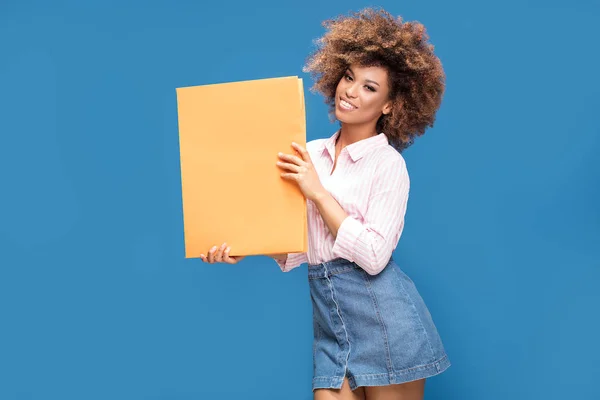 Alegre Mujer Afroamericana Mostrando Tablero Amarillo Blanco Sobre Fondo Azul — Foto de Stock