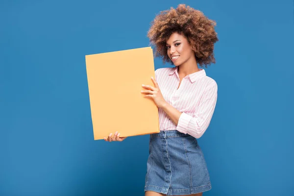 Mulher Afro Americana Alegre Mostrando Placa Amarela Branco Sobre Fundo — Fotografia de Stock